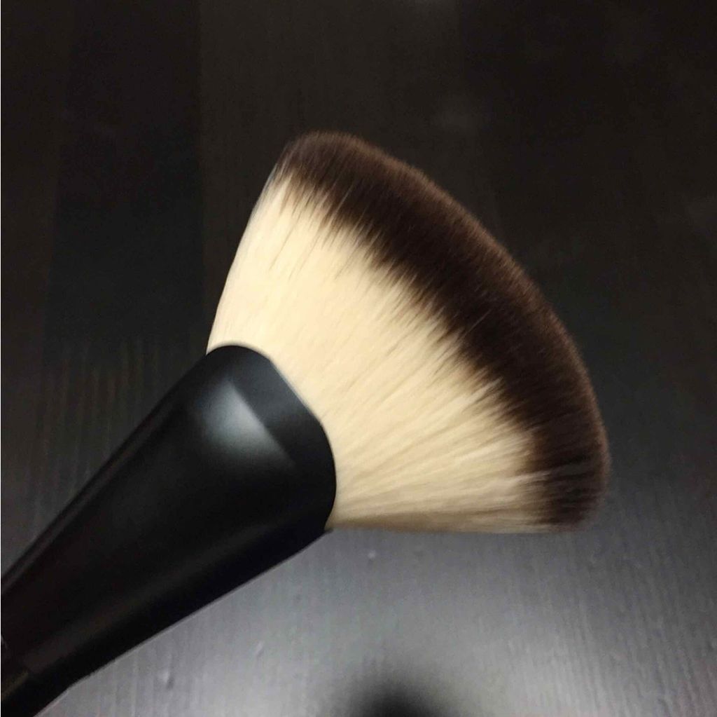 ファンブラシ 06/NYX Professional Makeup/メイクブラシを使ったクチコミ（2枚目）