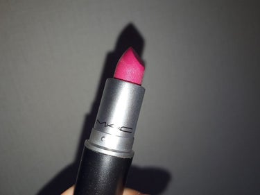 二十歳のプレゼントに頂いた
私にとって初めてで念願のmacのliPです💄✨
100色以上ある色から友達と何色かに絞り
baさんとmilan modeを選びました



