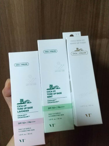 メガ割りで買ったものが届きました😃
VTのCICA UVトーンアップベース
色はミントとスキンピーチ
それとフィックスミスト

今は赤みが出てるので、トーンアップベースのミントを
真っ先に開封🎵
クリームと同じ、あのすーっとした香り🍀
すごく塗り広げやすくって顔全体に使うのも簡単✨
今回は、部分的な赤みに使ったので
狭い範囲でとんとんのばしましたが、
厚塗りにならなくて良かった☺️
色補正はあんまり強くなくて、
赤みをバッチリ隠す！って感じではないですが
周辺との差をちょっと埋めてくれます(*^^*)

肌に優しいのも嬉しいポイント❤️
保湿力もあるので、これからの季節も使えそうです😆

 #もち肌スキンケア 
#メガ割り
#Q10
#Qoo10
#スキンケア
#VT
#CICAUVトーンアップベース
#トーンアップベース
#赤み補正
#Q10メガ割り
#Qoo10メガ割り
#ベースメイク
の画像 その0