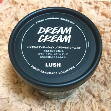 今回紹介するのは、LUSHハンド&ボディローション/ドリームクリームSPです！
最近めっちゃ乾燥しませんか？（唐突）
乾燥肌の私はめっちゃ辛いです…なのでボディクリームが欲しくてLUSHに言って店員さん