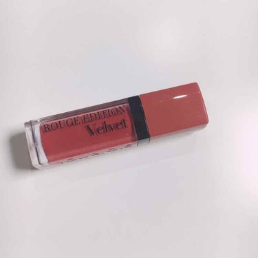 Bourjois Paris Rouge Edition Velvet 12 : Beau Brun
ふわふわ軽い塗り心地でしっかり色は定着してくれるプチプラ優秀すぎなリップ。
最近ブームなくすみカラー