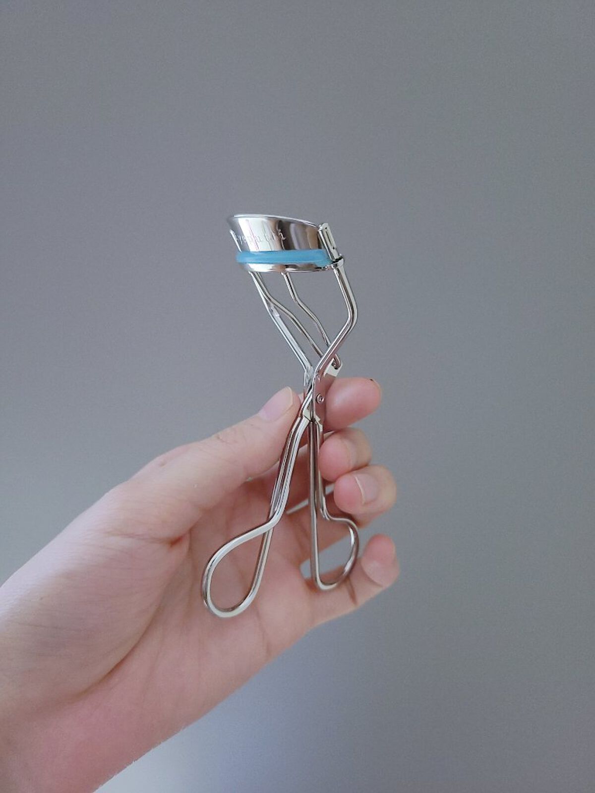 【使った商品】
アイプチ®　ビューティ フィットカーラー
【商品の特徴】
ビューラーです。
【使用感】
レビューを見て購入しました。
ドラッグストアやバライティーショップで購入できる手軽さ然り、割と根元からしっかり上げてくれる感じがあるので