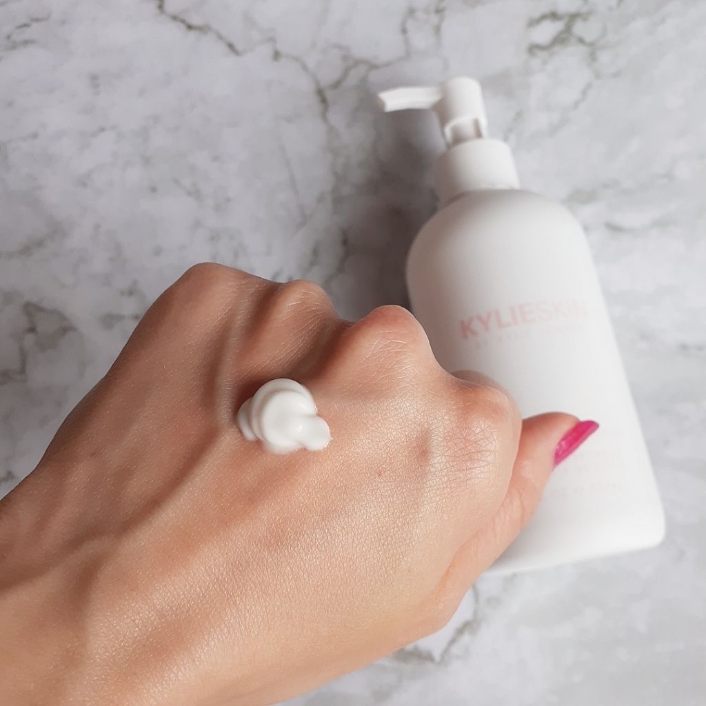 Kylie Skin Coconut Body Scrub/Kylie Cosmetics/ボディスクラブを使ったクチコミ（3枚目）