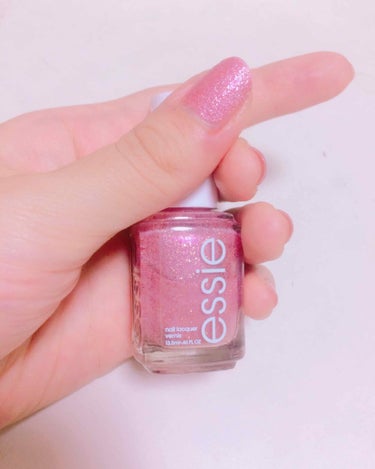 essie 限定カラー1534番✨

先日、ロフトで購入し使い心地が良かったのでオススメポイントをまとめさせていただきました！

①ラメぎっしり、そのままの発色
1枚目、2枚目の写真で伝わると嬉しいので