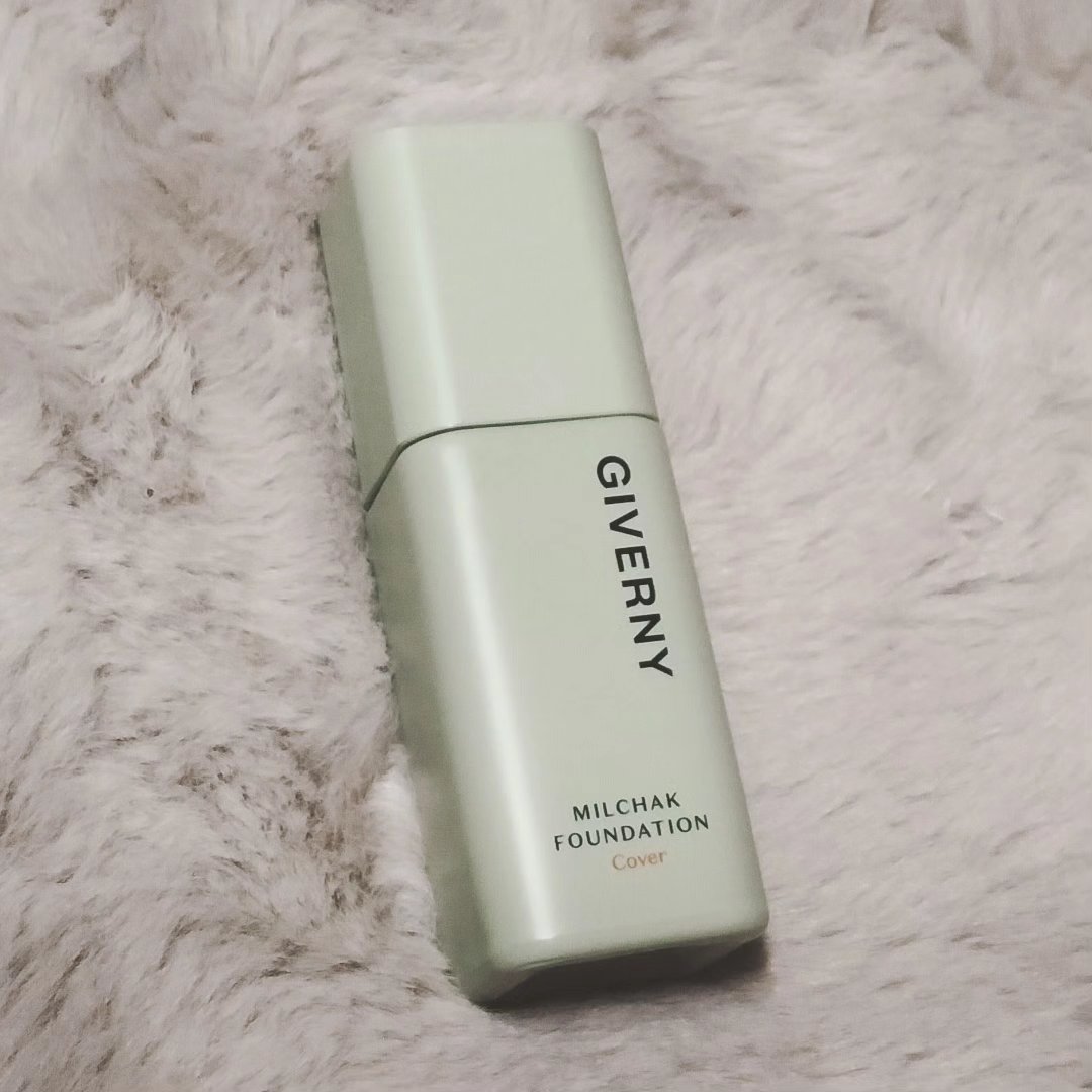 GIVERNYから商品提供をいただきました。
密着カバーファンデーション

シンプルでオシャレなパッケージが好みです🍀

累計販売個数が75万個、素直にすごいなと関心しました！
軽いつけ心地が気持ち良い🍀

価格：参考価格3,650円