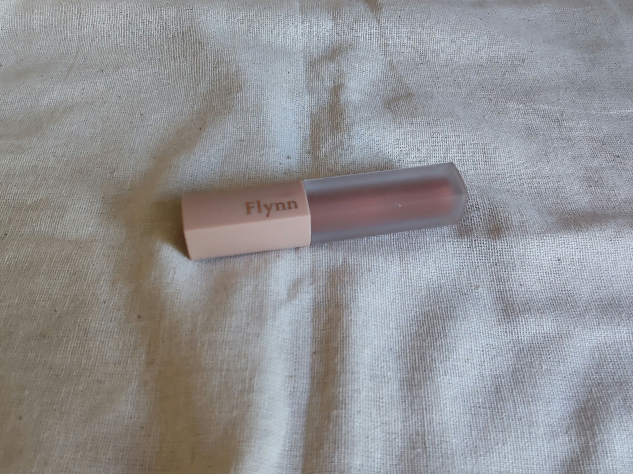 🧡Flynn　ミニヌーディーエディション🧡

Flynnのミニヌーディーエディションについていた
ミニサイズのマットリップです🩷
数年前の誕生日にプレゼントでもらって
大事に使ってたのですが、
経年劣化でにおいが美味しくなくなったので