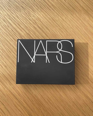 NARS
ライト リフレクティング
セッティングパウダー
プレスト N

レフ板と評判のパウダー。

細かいパールの粒子で肌に乗せると程よくツヤ肌になります。
多少のくすみは飛ばしてくれる印象。

ただ