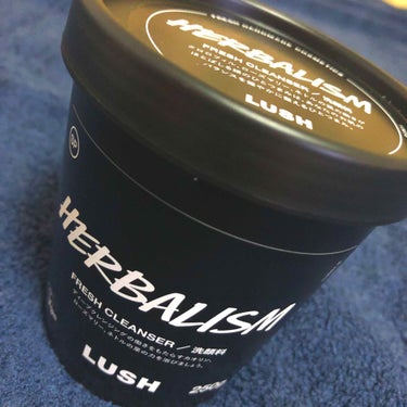 LUSHのハーバリズム
洗顔です。
数年前に使用していたのですが、乾燥とテカリのバランスが崩れたので再開しました。
肌の水分と油分のバランスを整えてくれます。
匂い:苦手な人がいるかもしれません。
  