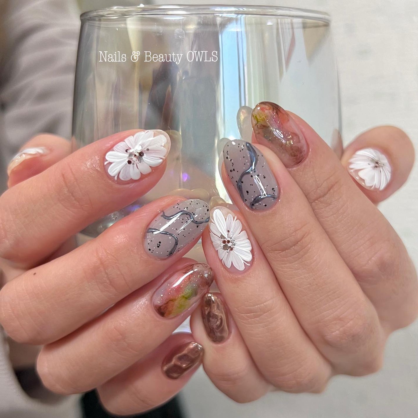 ぴよこれいと あうるす on LIPS 「こう見えて#ウェディングネイルやりたいデザインをばーーーーーっ..」(2枚目)