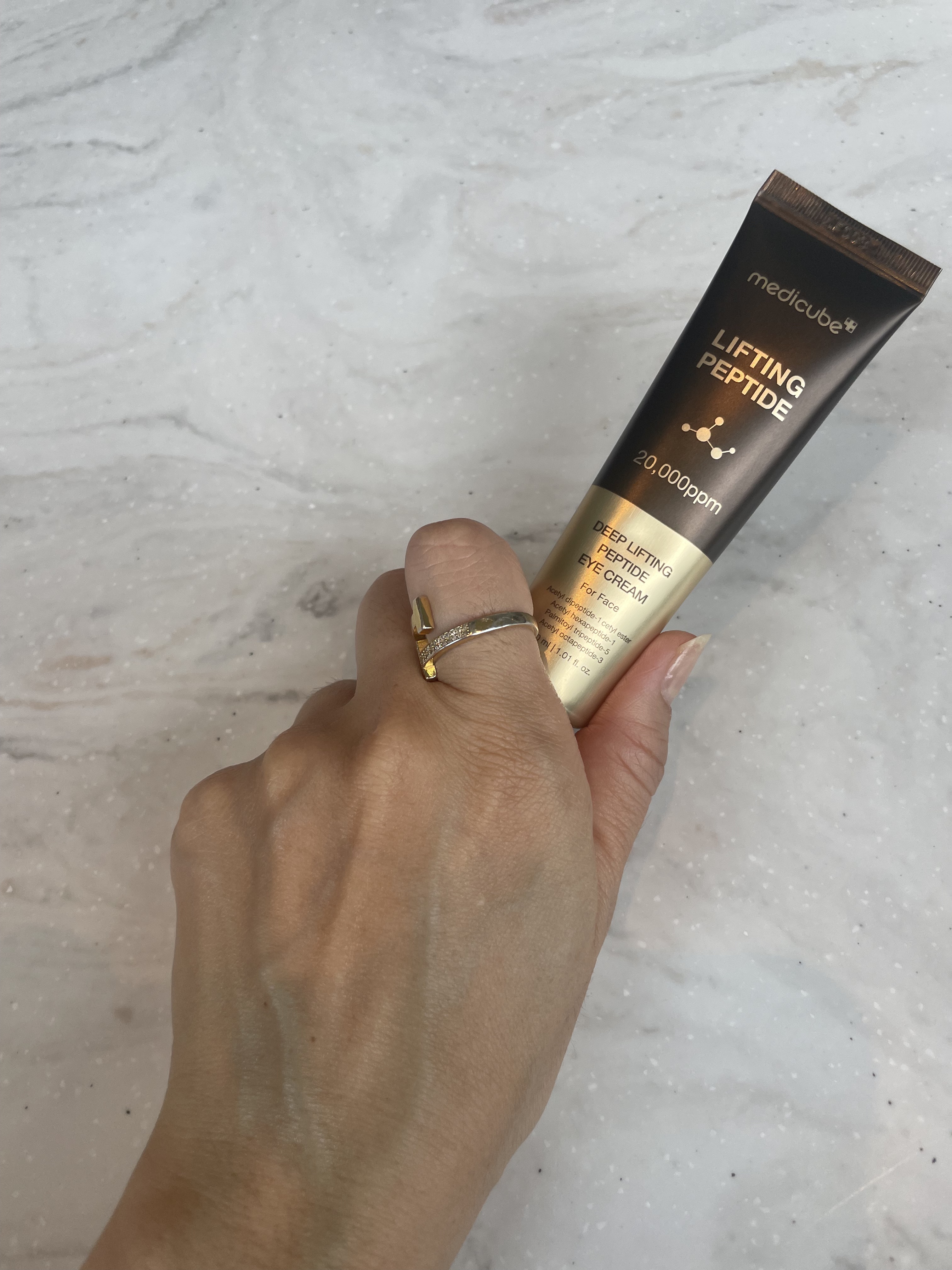 ディープリフティングアイクリーム/MEDICUBE/その他スキンケアを使ったクチコミ（3枚目）