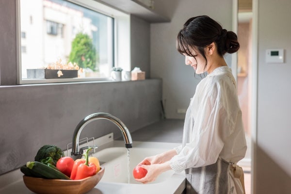 野菜を洗う女性