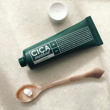 CICA method cream
シカメソッド　クリーム

さっぱりとした、伸びの良いクリームです。
朝晩のスキンケアの後に使います。
テクスチャーは、クリームとジェルの間くらいの軽いもので、肌にのせ