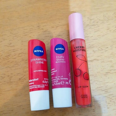 韓国で買ったリップ達です✨

♡

NIVEA Fruity Shine  watermelon🍉,strawberry🍓
リップスティックです💄
スイカは赤で、イチゴはピンク色です‼
二つともラメが入