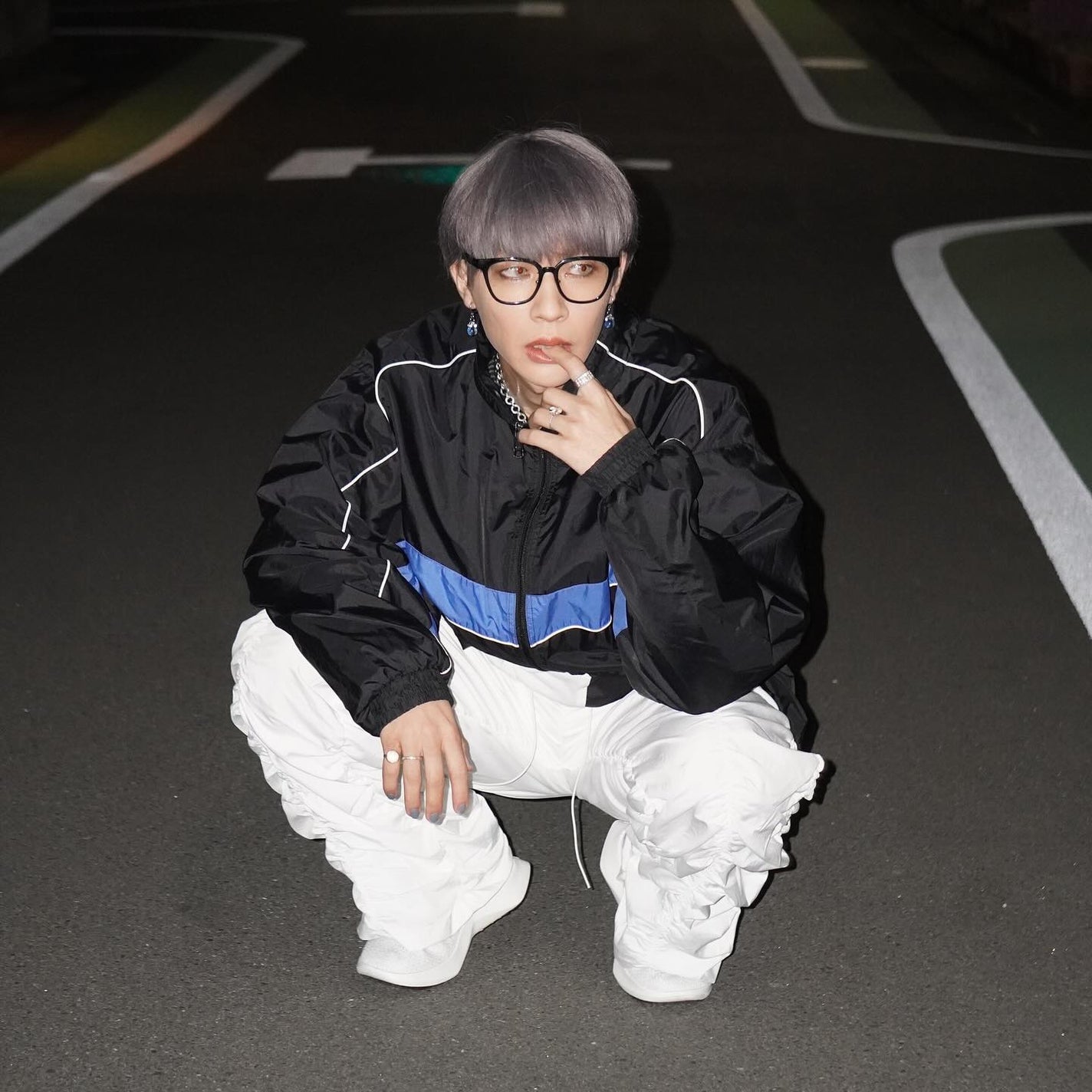 西村健太 on LIPS 「久々のストレートシルバーウィッグ🩶黒縁メガネ合わせるのなかなか..」(3枚目)