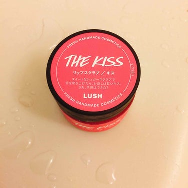 LUSH リップスクラブ THE KISS
LIPSで何件か口コミをみて初めてリップスクラブを
買ってみました。ラメピンクのシュガースクラブとチェリーのような甘い香りが凄い可愛いく好みでした。お風呂で唇