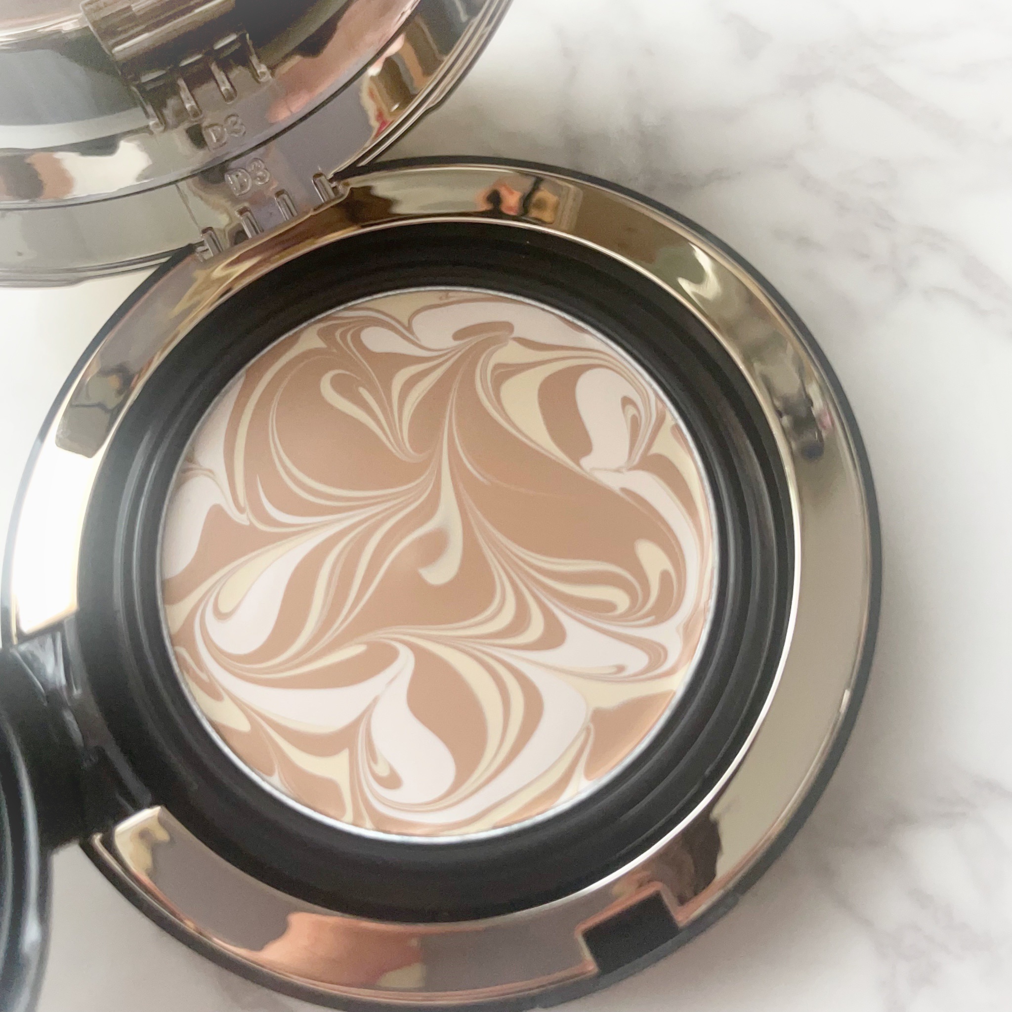 ----------
AGE20‘s　
シグネチャー エッセンス カバーパクト
インテンスカバー
SPF50＋　PA＋＋＋＋
13号　アイボリー
----------


「いくつになっても一生ハタチ」というコンセプトのクリームファンデーシ