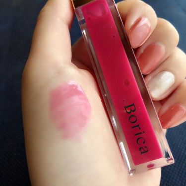 
メイクしながら唇ケアができるBoricaの
リッププランパー💄
元々Boricaは知らなかったのですが、
唇の縦じわ消しや、美容液が入っている…
なんてとこに惹かれて思わず購入しました。

ーーーーーーーーーーーーーーーーーーー🌼
Borica 
リッププランパーエクストラセラム
¥1,980(税込)
🌼ーーーーーーーーーーーーーーーーーーー

それでは感想を。

例えるならラメなしグロスで、
塗った瞬間からスースーします。
(Diorのマキシマイザーや
メンソレータムのリップみたいなスースーさ)

色は02のラズベリーピンクを
使用しましたが、見たままの発色。
思ったよりピンク強めでした😗

ツヤのもちは良かったです！
ベッタベタになるけどすぐ
カッサカサになるグロスとかも
たまにありますが(語彙力😂)これは長持ちして
時間とともに綺麗に落ちていく感じでした。
乾燥も気にならず🙆‍♀️

唇もぷるんとして、
縦じわも隠してくれました💎🌼
荒れたり皮向けしたりもなかったです🙆‍♀️

リップメイクのベースやトップにはもちろん、
寝る前のケアにも使えるみたいです😳💗
全4色展開でピンク、ラズベリーピンク、
カシスレッド、ローズピンクがあります🌷

デパコスよりお安いので、
ぜひチェックしてみてください🐻💕 #Qoo10メガ割マストバイ の画像 その1