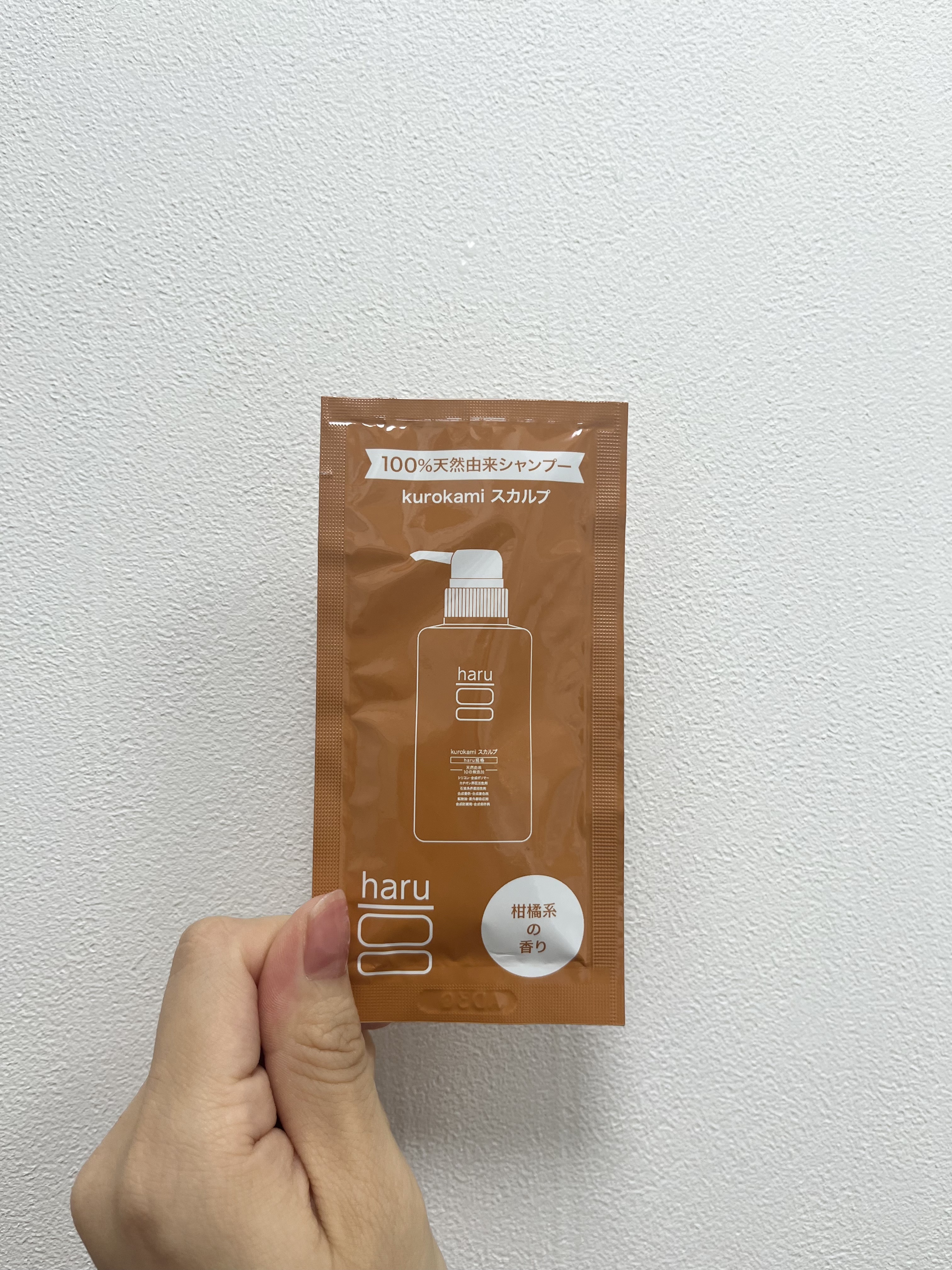 haru kurokamiスカルプのクチコミ「リンスー要らず！かんきつ系の香りが心地良いシャンプー🍋🍊

【使った商品】

kurokami.....」（2枚目）