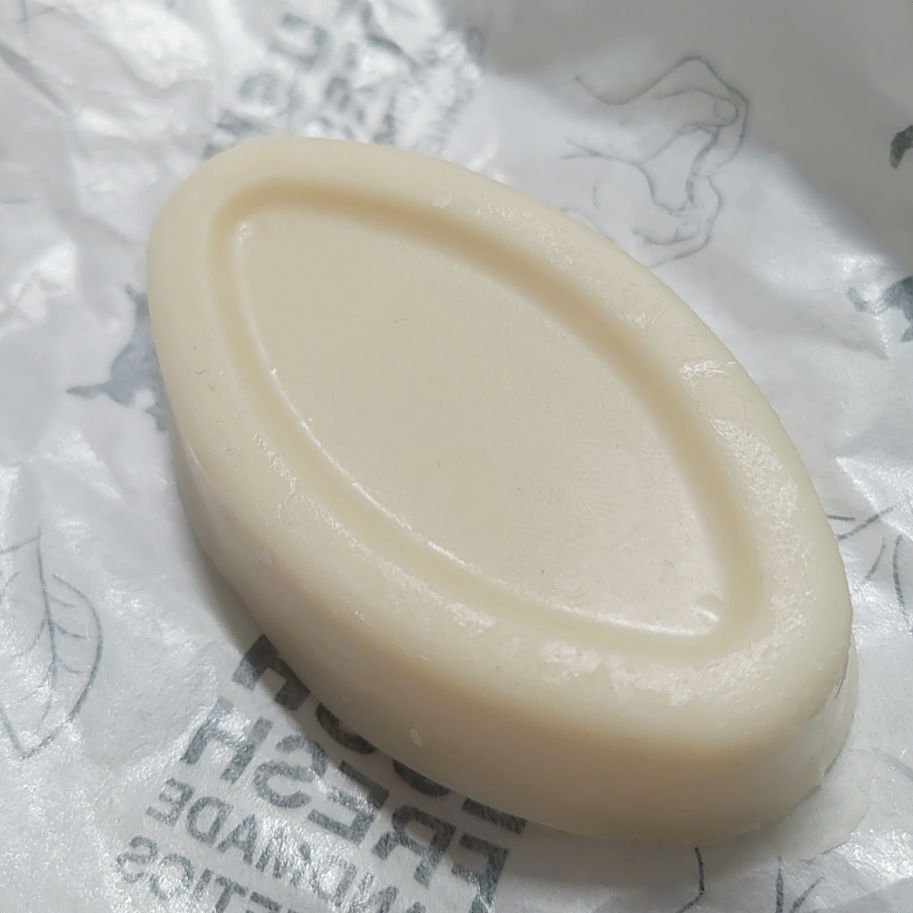 LUSH ソリッドフェイシャルオイル
アルゲーロ

LUSHの手で温めて溶かして使う固形オイル
こちらは『抱擁の満月』と同じシリーズの商品で、甘さに全振りしたような香り

化粧水のあと、乳液の前にこれを使っていますが、肌がもっちりするような