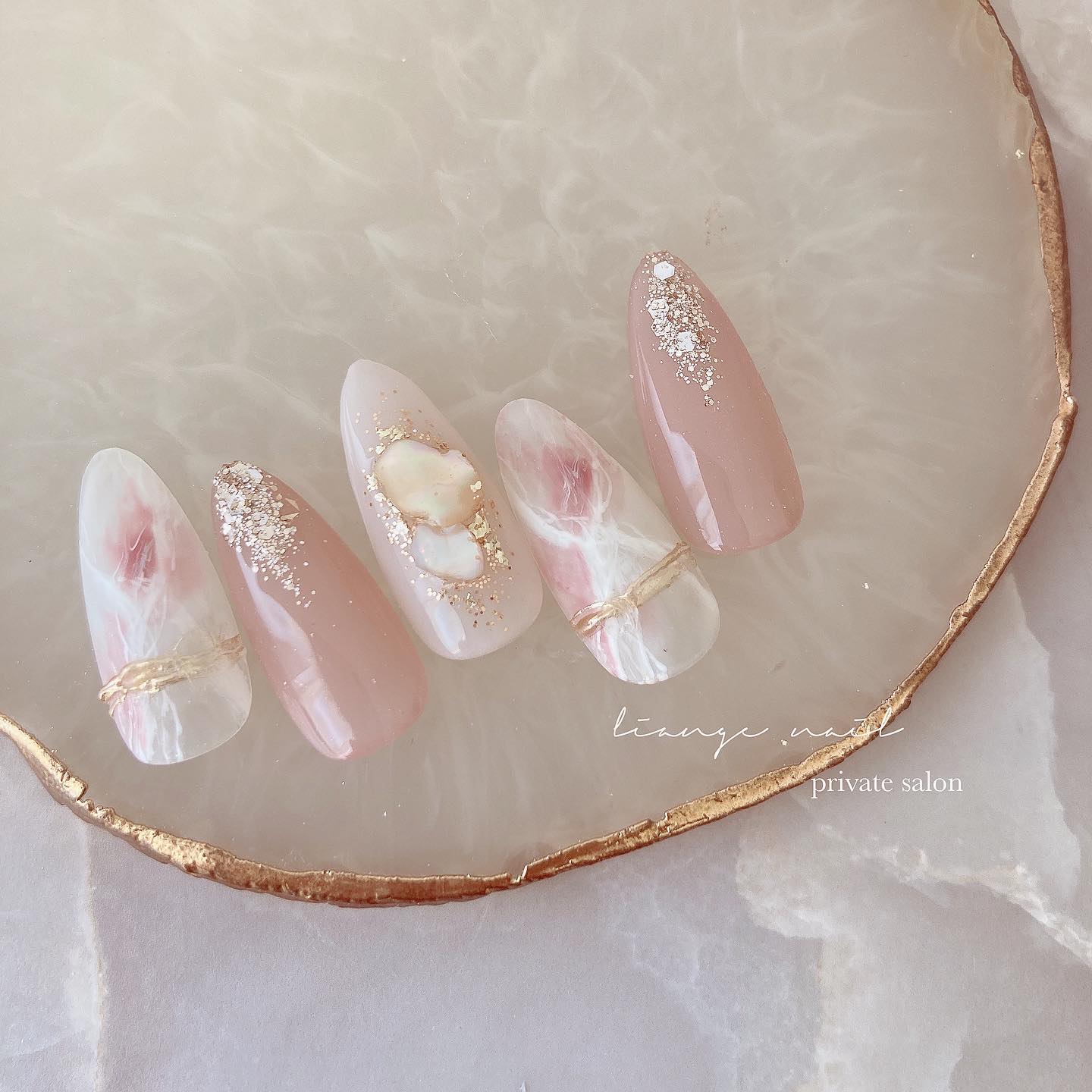 #ネイル,#秋ネイル,#大人ニュアンスネイル,#ニュアンスネイル,#ジェルネイル,#ミラーネイル,#シェルネイル,#オフィスネイル,#天然石ネイルのネイルデザイン