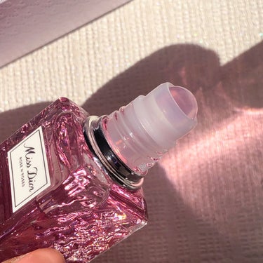 Dior ミス ディオール ローズ&ローズのクチコミ「大人気の香水が待望のローラーパールに💕

こんぬつわ！
までりぃぬです🐶

発売時にショッパー.....」（2枚目）
