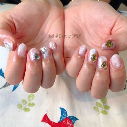 ぴよこれいと あうるす on LIPS 「白のもわもわ。パーツは金さん銀さん。の、ちぐはぐネイル。#ちぐ..」(5枚目)