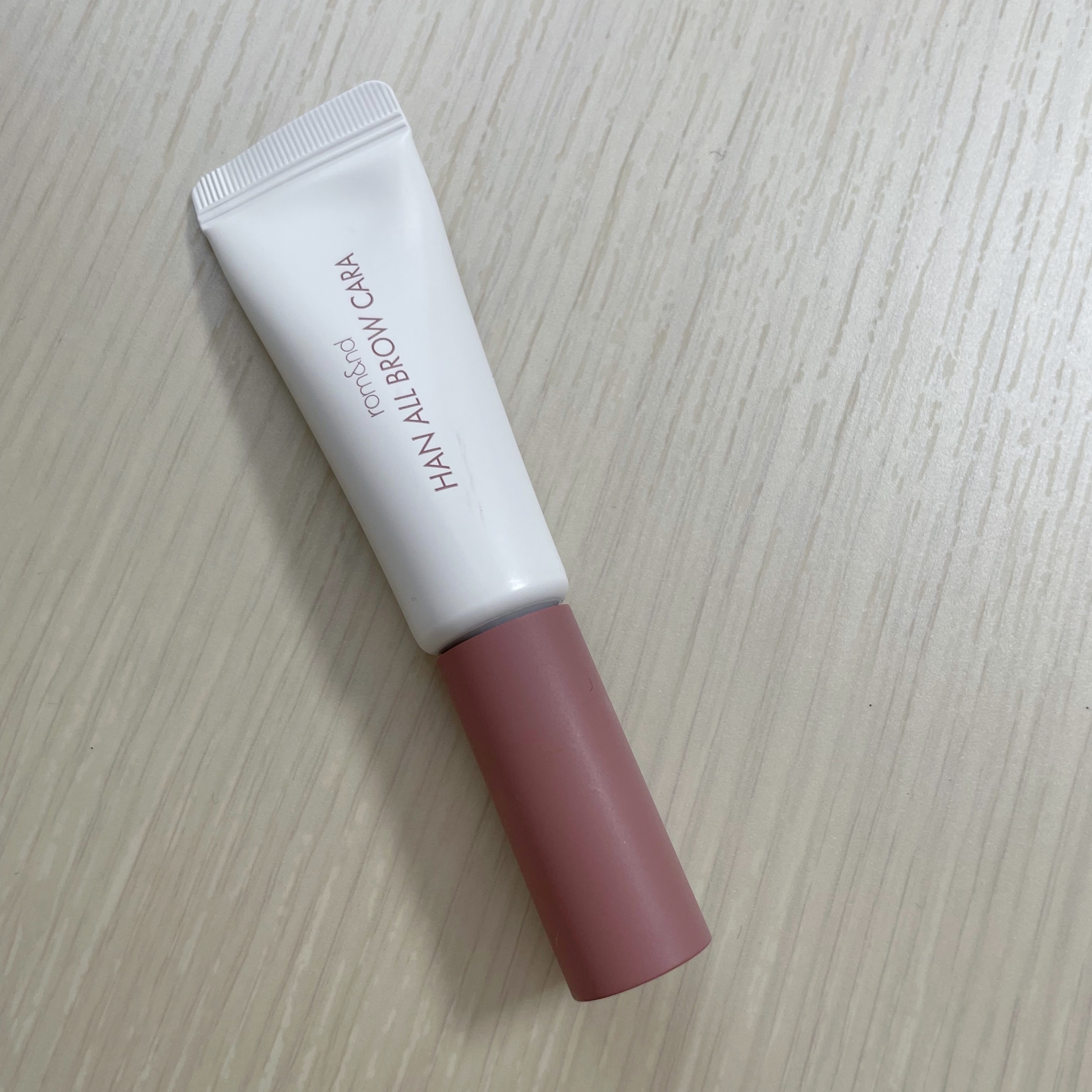  rom&nd ハンオールブロウカラ 05 ダスキーローズ


暗すぎず明るすぎない絶妙な色味の眉マスカラ！

自眉の黒みをしっかり消してくれるし、落ちにくくてお気に入りです🫶



