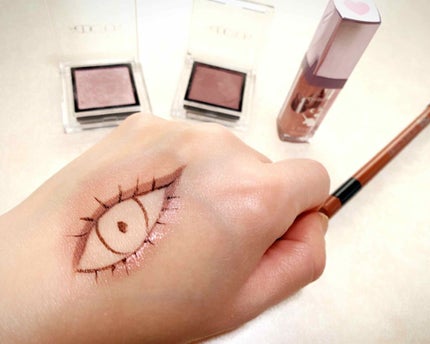 ARITAUM twinkle eye glitterのクチコミ「スウォッチ3枚目に手の甲に目のイラスト描いてメイクしてますが結構怖いです😅注意して下さい‼️
.....」(3枚目)