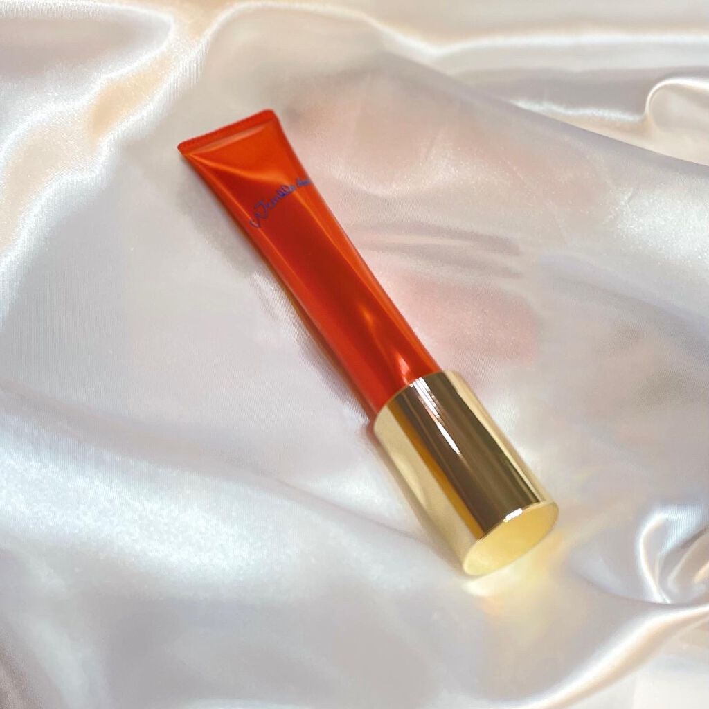 ・かためのテクスチャだけど肌に乗せると意外に伸び、肌との密着感がある。

・目元中心にに使用中。肌のキメが細かくなった！
使用の度にふっくらしてきた感じがする。

・朝晩使用で１ヶ月に1本使い切りそうなペース

・ コスパ面を考えるとあまり