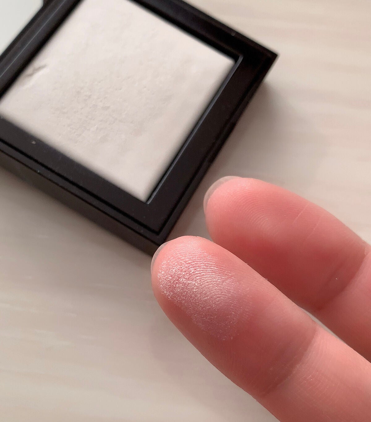 シークレット ブラーリング パウダー フォー アンダー アイズ/ローラ メルシエ/プレストパウダーを使ったクチコミ(4枚目)