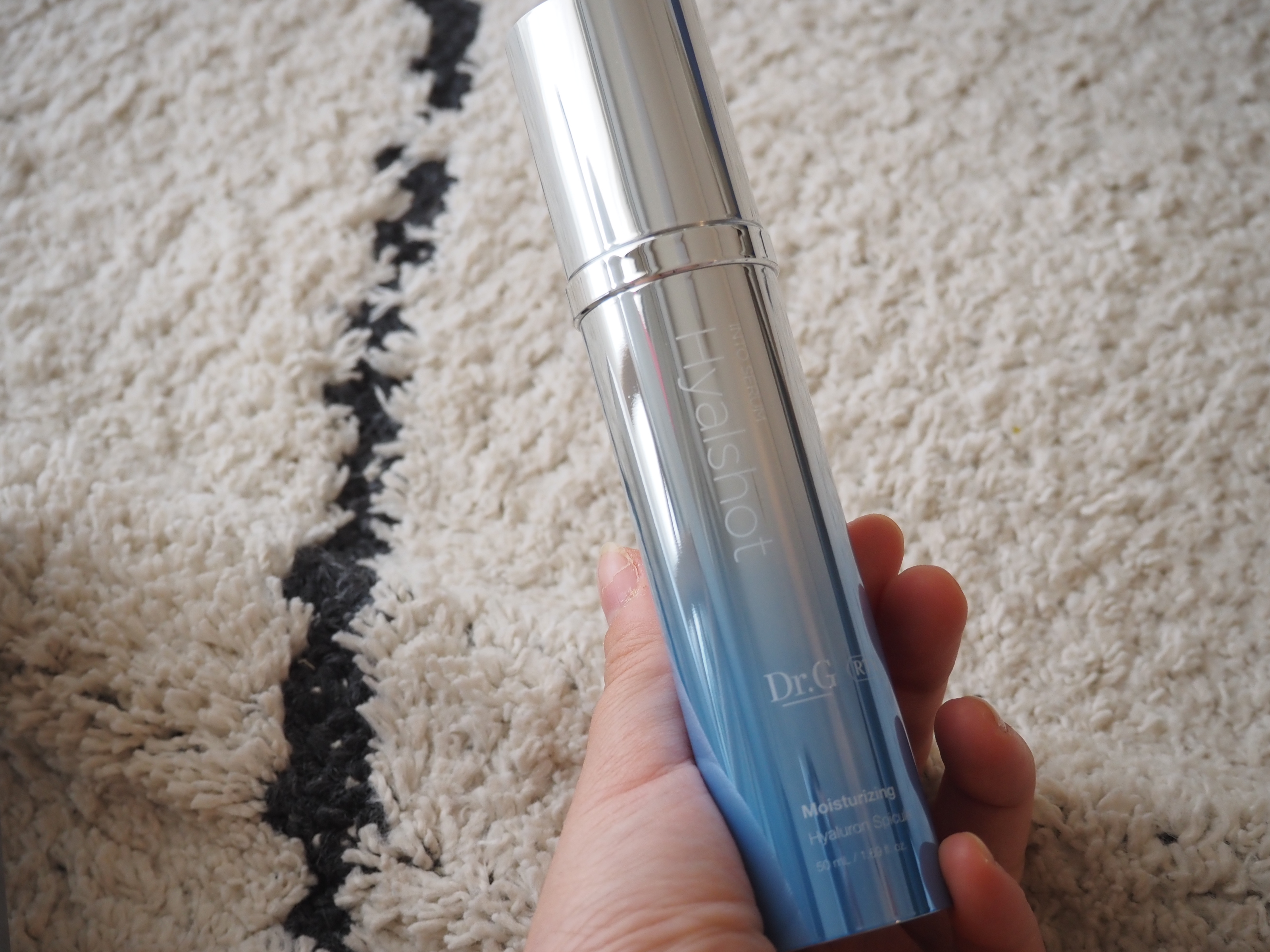 針美容のアイテムはいろいろ出ていますが、今回使ってみたのは
RTXイントゥセラムヒアルショット。

RTXセラムは、美容成分の入ったスピキュールとエクソソームを使った美容液です。
なんと！スピキュールが90万個も入っているんだそう。
さらに