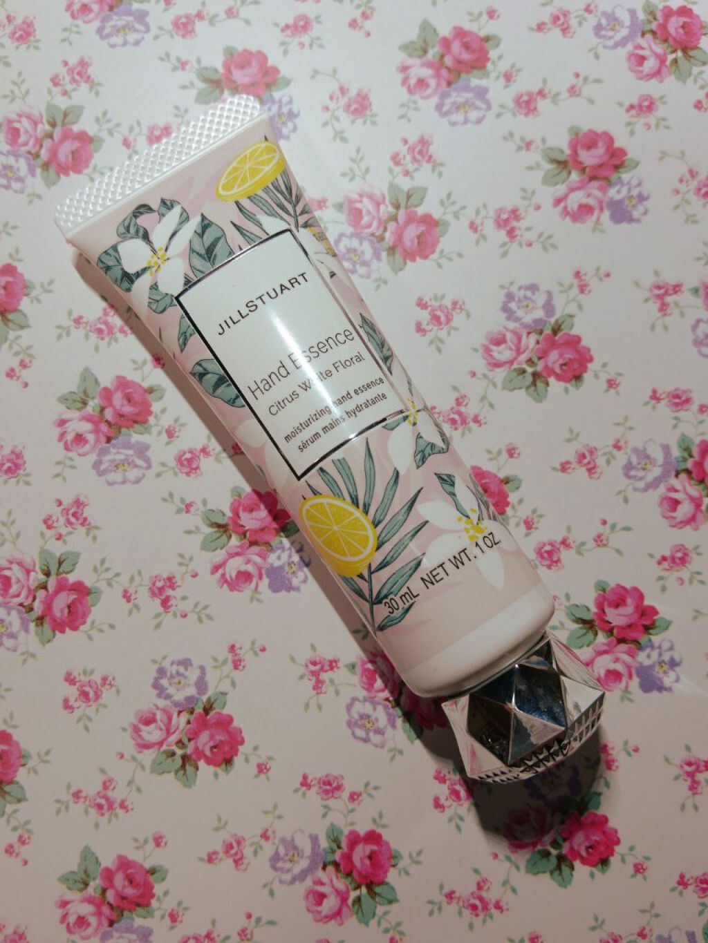 JILL STUART ハンドエッセンス シトラス ホワイトフローラルのクチコミ「
凄く良い薫り…
キツすぎないので付けてても気分が悪くならない

期間限定なのがもったいない
.....」（1枚目）