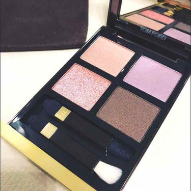 TOM FORD BEAUTY
アイカラークォード
25 プリティ ベイビー

とても名前の可愛いアイシャドウ
シックで重厚なケースに
上品だけどどこか甘さのある4色のパレット

左上は上品なパールのピ