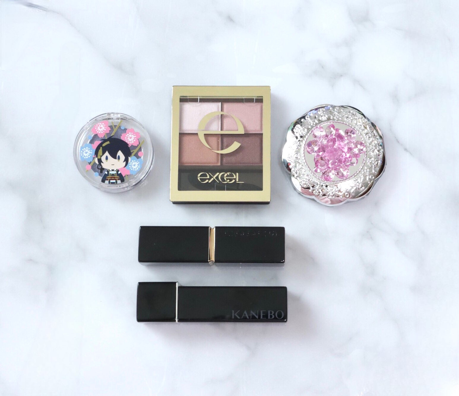 ひっそりと投稿です。

推しキャラの概念コスメが出たので入手しました。

この色、スウォッチならめちゃくちゃいい色なのに私の目元に単色で使うと澱んじゃうんです。


どうしようかな、どうしても使いたいなと思って行き着いたのがこれ。

exc