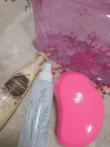 今日は巷で噂のタングルティーザーとハニーチェのヘアセラムを買ってきました！😍😚ε٩(๑>▽<)۶з

写真に写ってるのは上記の2つとハトムギ化粧水inセリアのスプレーとダイソーのスケルトンのポーチ！

