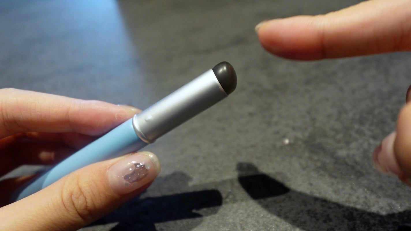 フィー フィンガーライク シリコン リップブラシ/fwee/メイクブラシを使ったクチコミ(4枚目)