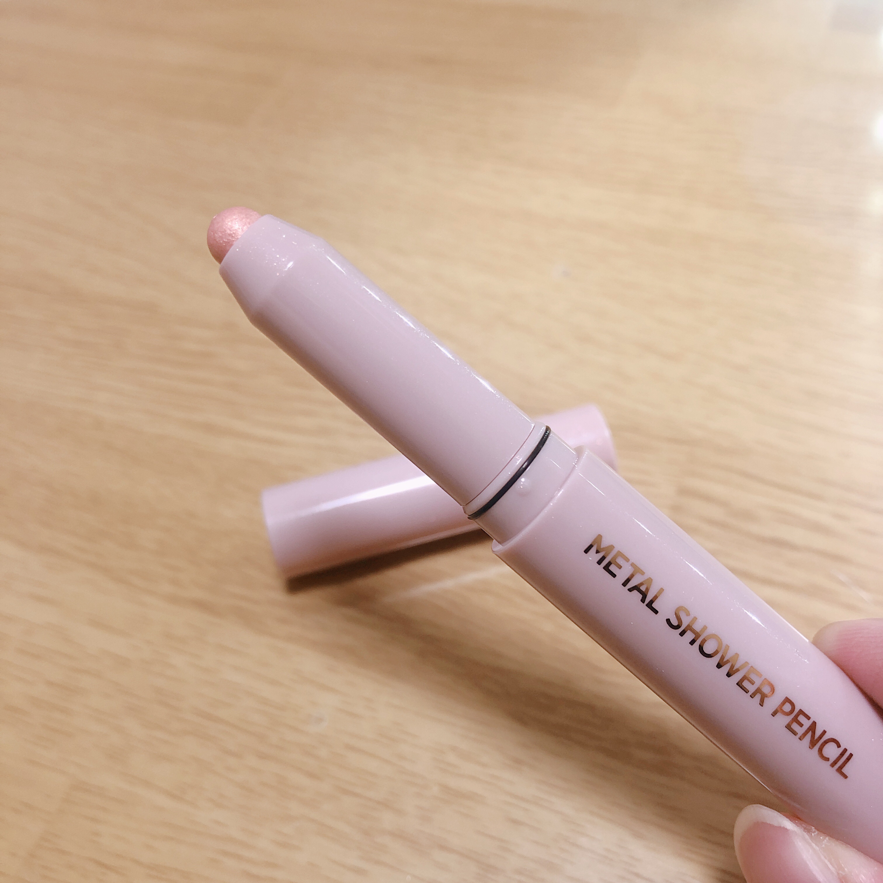 どうやっても涙袋が似合わない...
と思って藁にもすがる思いでこちらを。


涙袋を作ろうと思っても
シワが目立ってしまったり
不自然に仕上がってしまったり...
うまく行かなくて諦めていました🥲


これも、どうせそんなにうまくいくはず