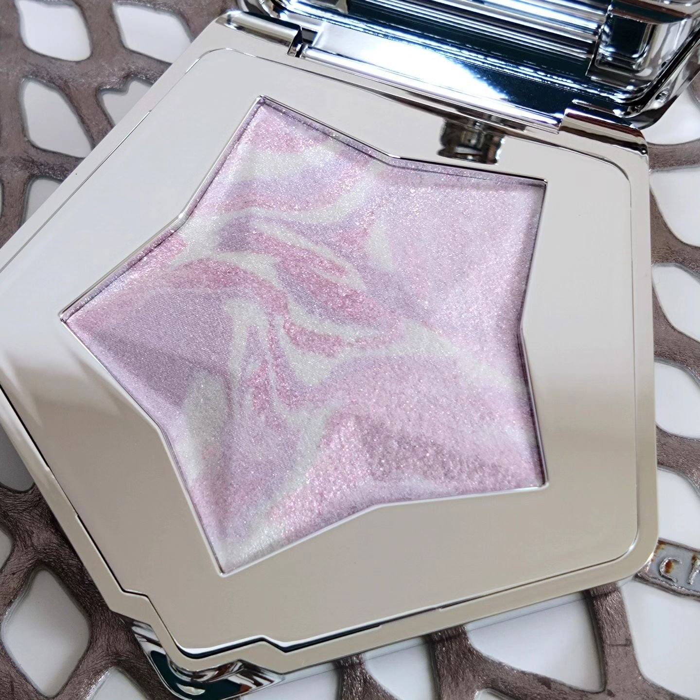 スターダストダイヤモンドハイライトパウダー N08 ネビュラパープル(日本限定色)/PERFECT DIARY/パウダーハイライトを使ったクチコミ（2枚目）