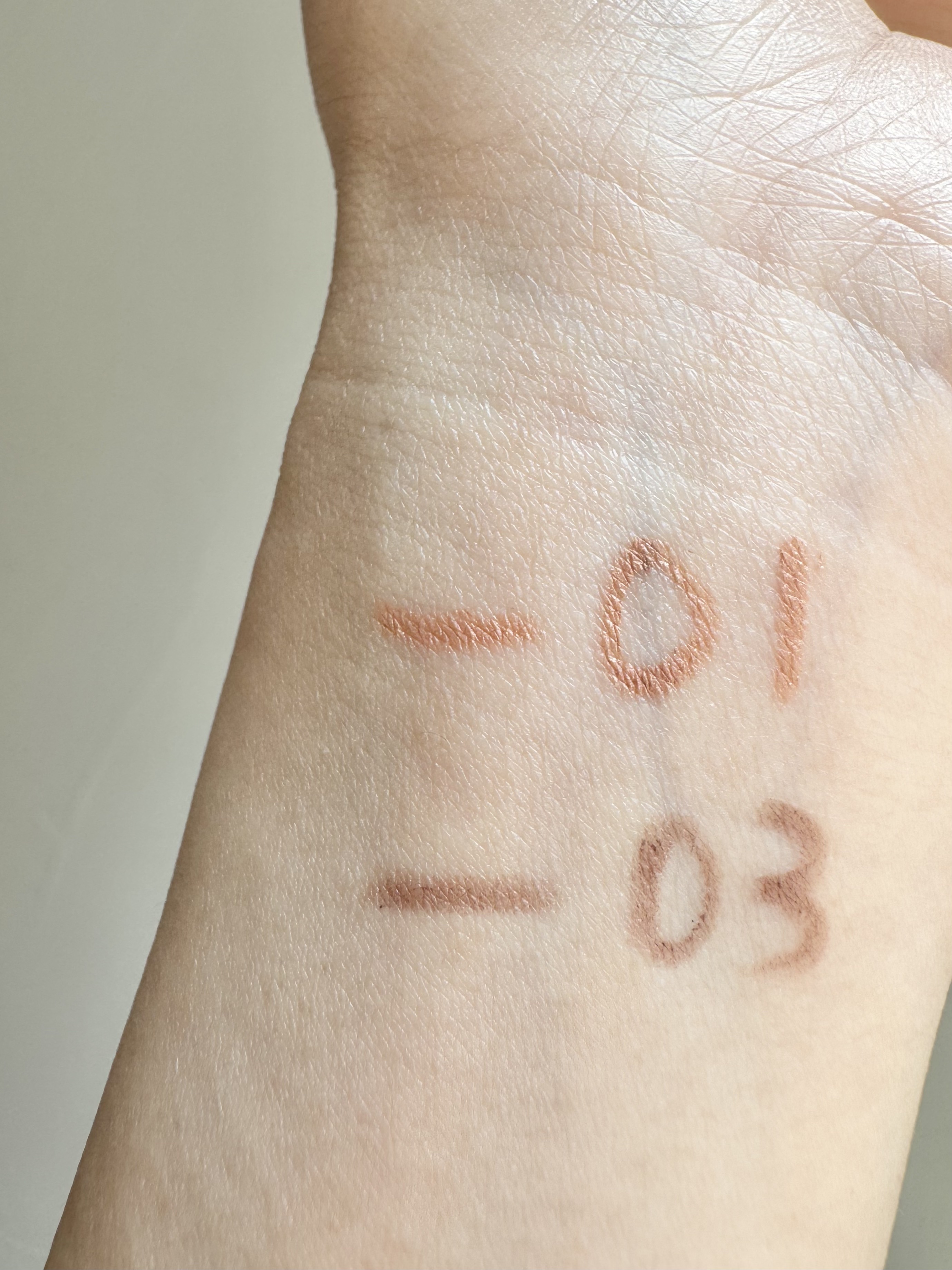 デイジードール クリーミーライナー 01 マンダリンゴールド 〈パールタイプ〉/DAISY DOLL by MARY QUANT/ペンシルアイライナーを使ったクチコミ（2枚目）