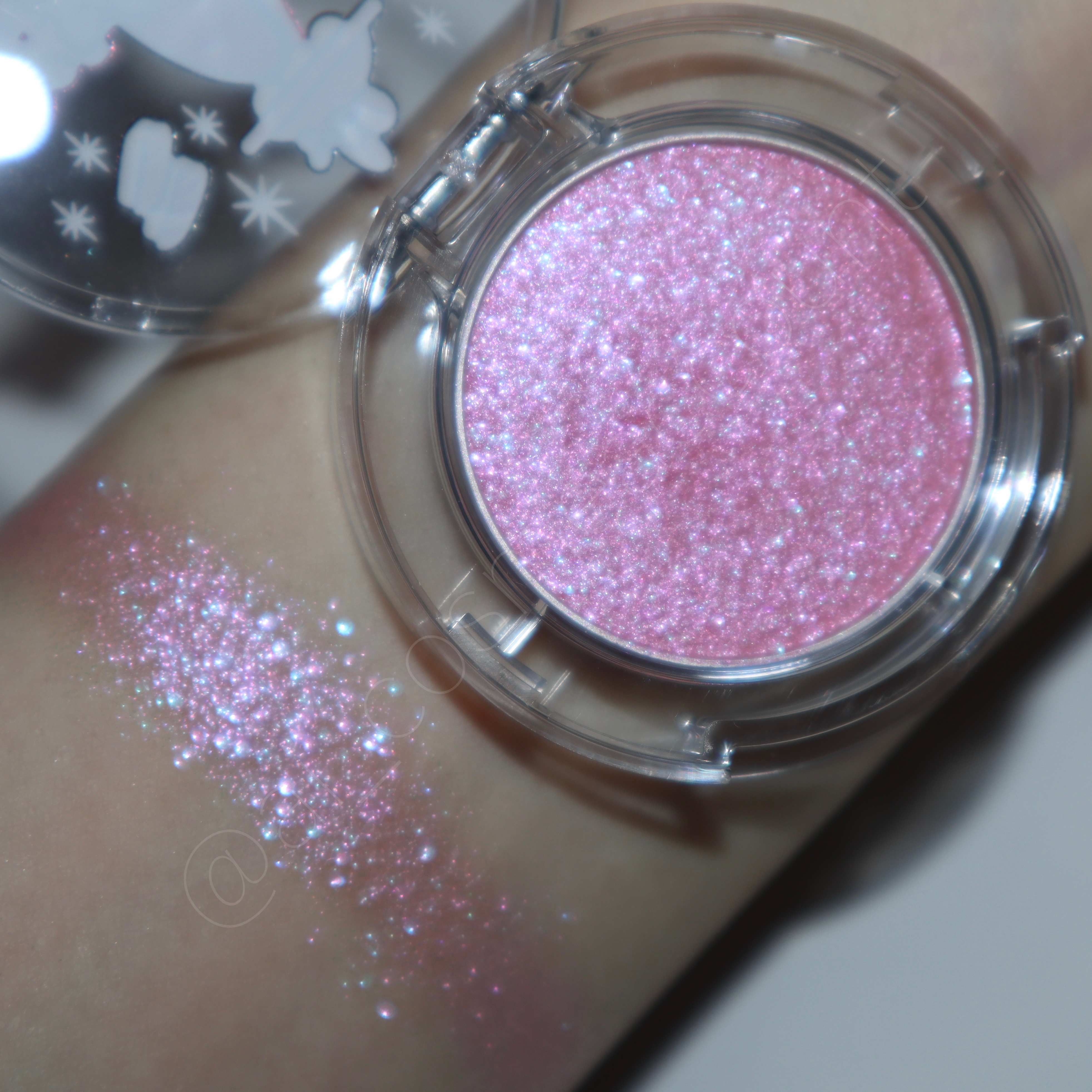 マルチグリッターカラー 20 MY MELODY Limited Color（マイメロディー限定）/ENBAN TOKYO/単色アイシャドウを使ったクチコミ（3枚目）