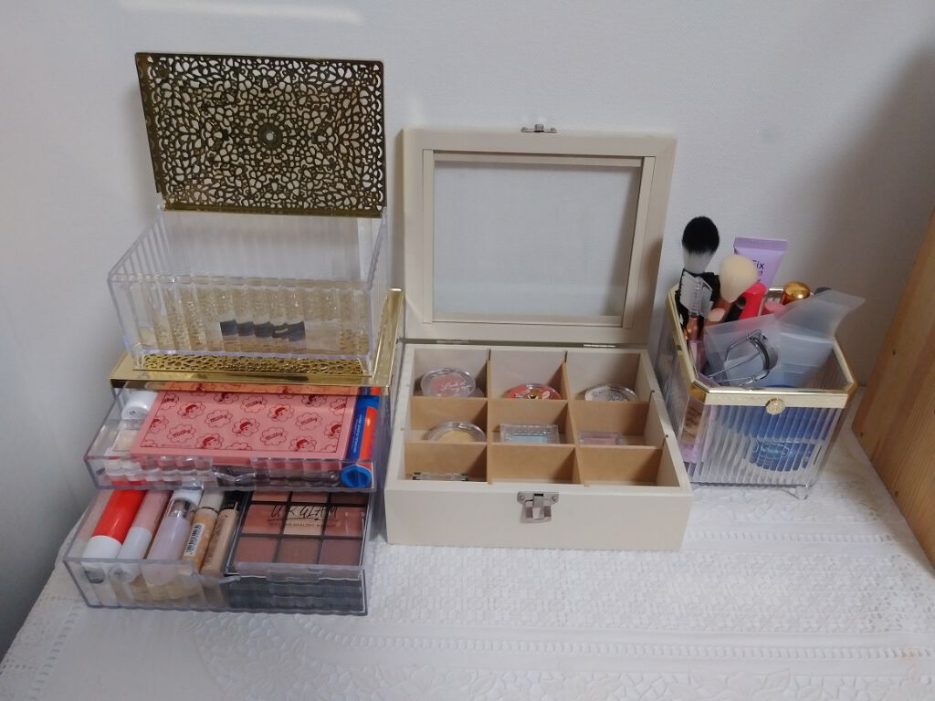 は な on LIPS 「金欠バイトしてない現役高校2年生(春から)のコスメ収納紹介です..」(2枚目)