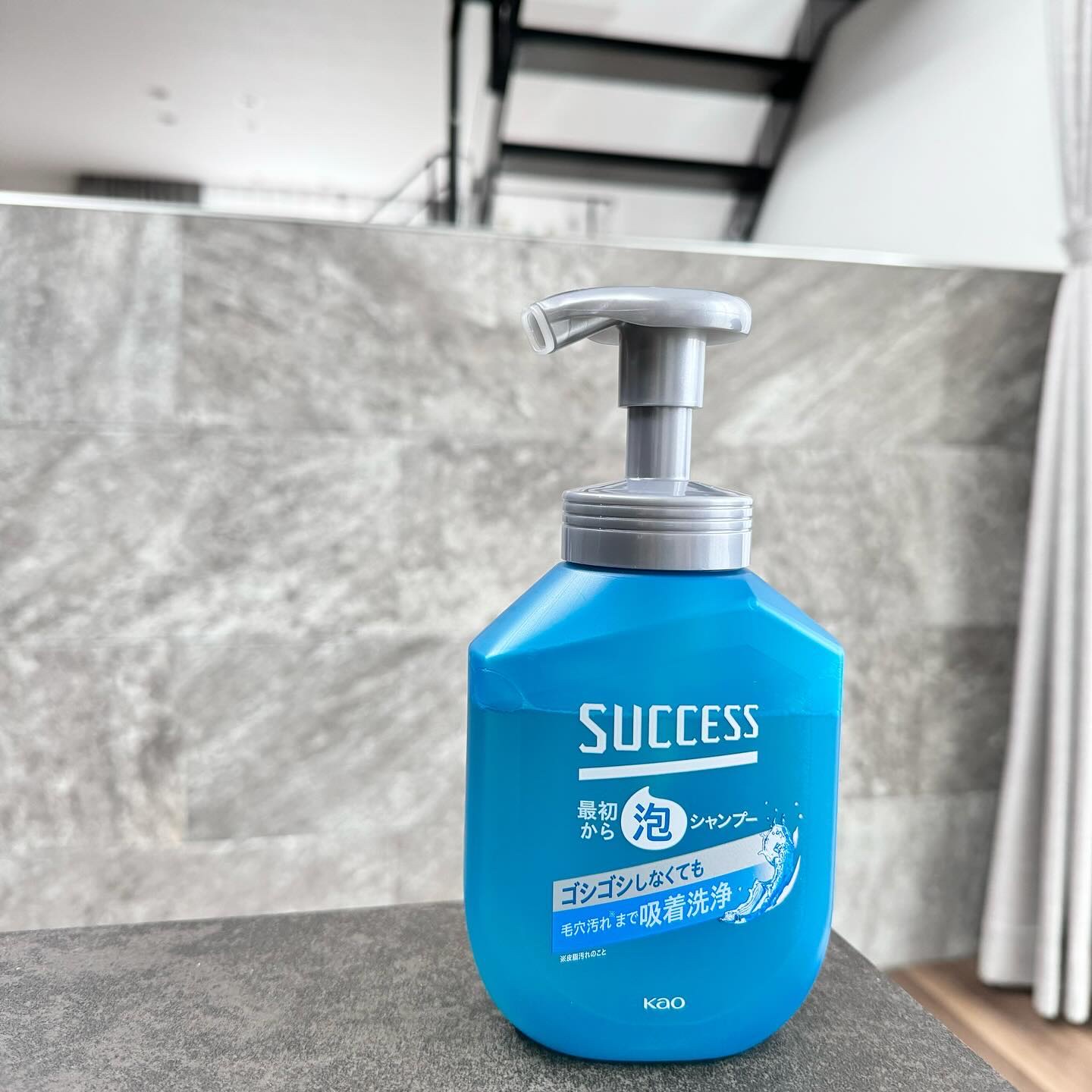 🧴🛁✨
ハイトーンにしてからゴシゴシ洗うと
ひっかかり抜け毛が気になる〜🥺
⁡
⁡
だけどやさしく洗うと汚れが落ちなさそう💦
⁡
⁡
【 サクセス　最初から泡シャンプー 】が良い感じ😚
⁡
アミノ酸系洗浄成分使用のなめらかな泡が
