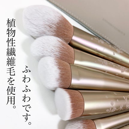 Rownyeon 金梅シリーズブラシセットのクチコミ「\初心者にもおすすめなブラシセット🔰/
ポーチも有能🙌🏻🙌🏻
ポケットなどついてて便利です。.....」(2枚目)