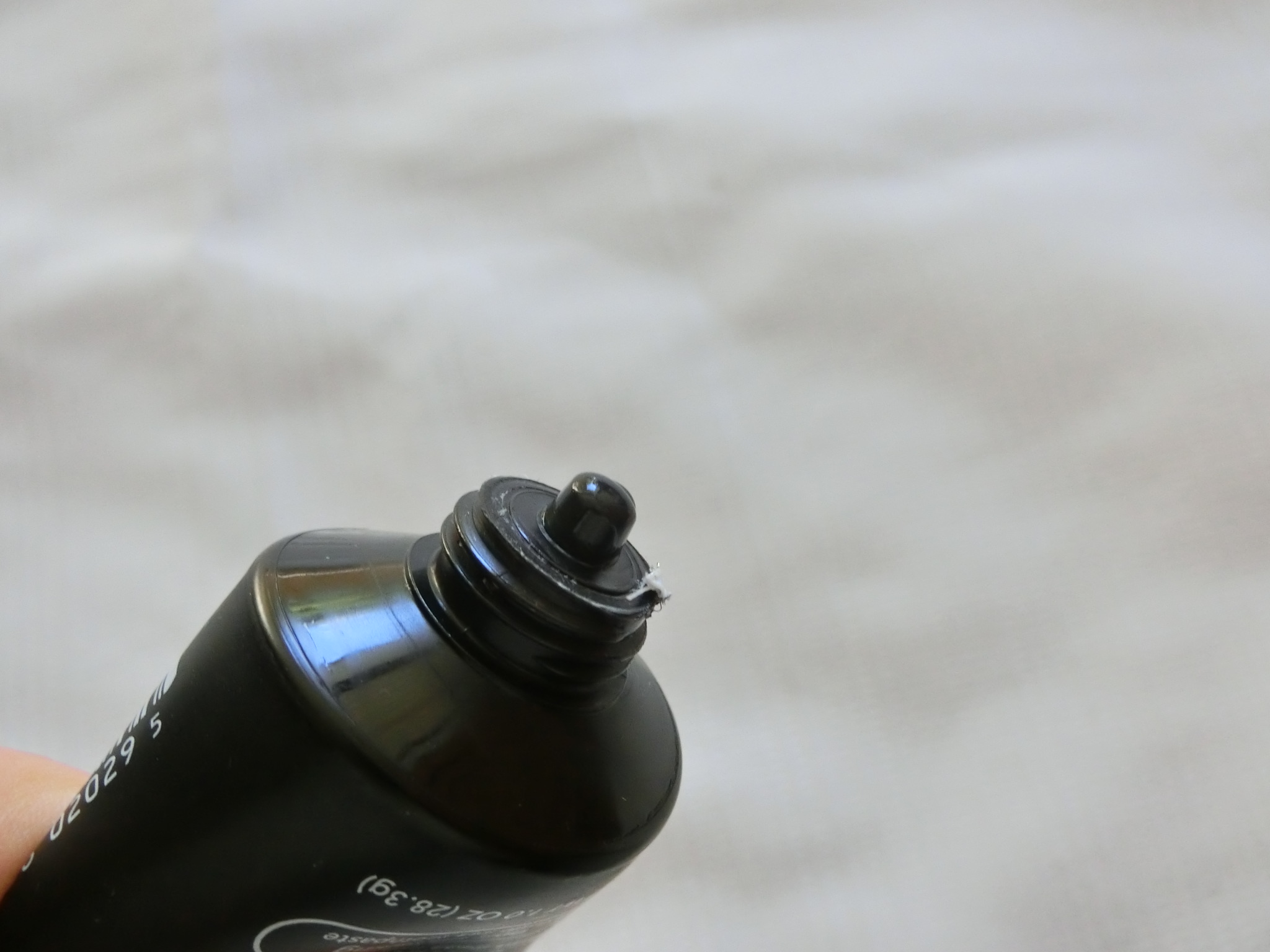 アクティべーテッドチャコール ホワイトニングトゥースペースト/hello/歯磨き粉を使ったクチコミ（2枚目）