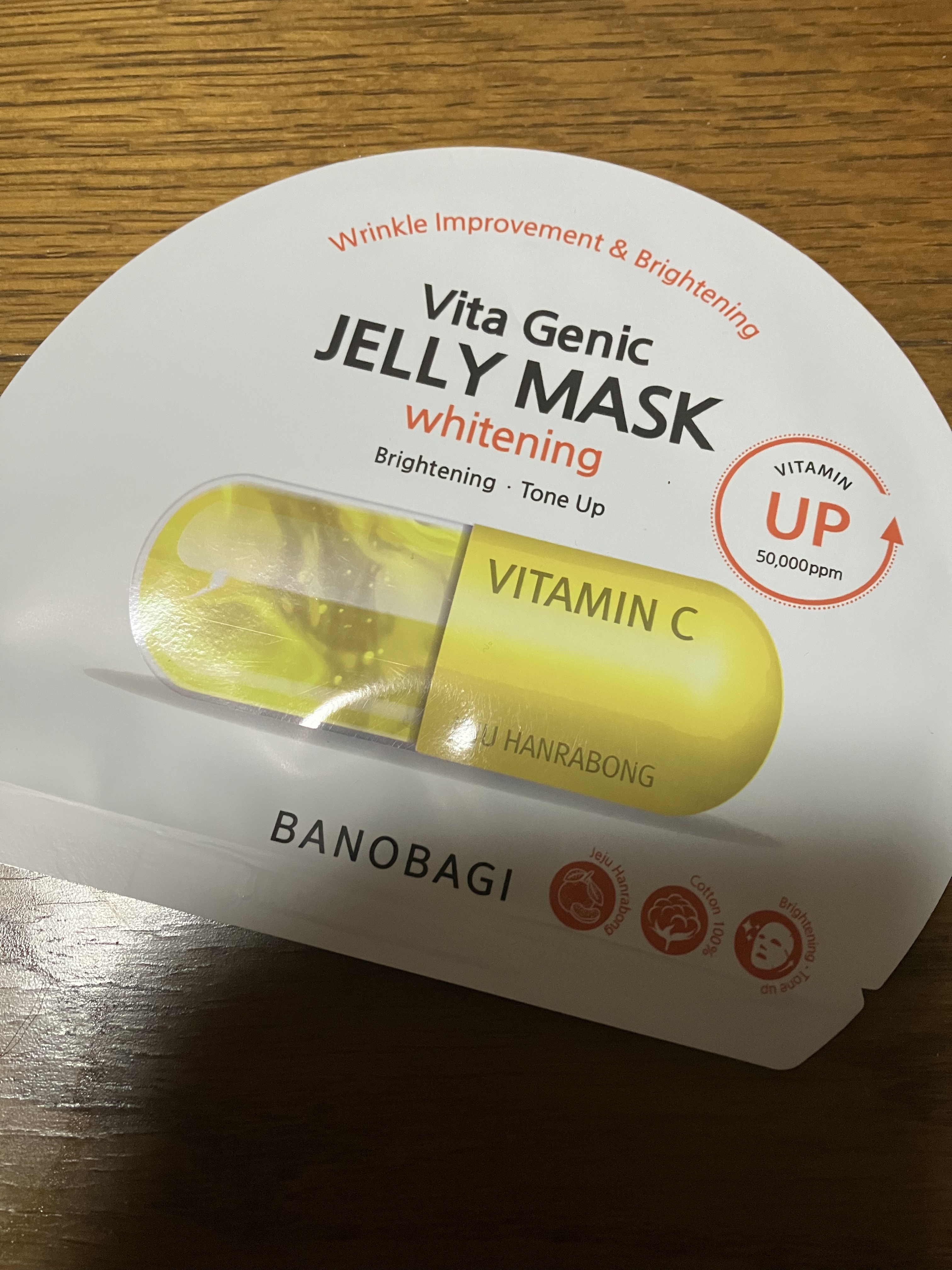 【使った商品】
BANOBAGI
ビタ ジェニックゼリーマスク
ホワイトニング

【商品の特徴】
ゼリーエッセンスでピタッと張り付き、しっかり保湿してくれます
ホワイトニングは11種類のビタミンコンプレックス配合です

【使用感】
液だれし