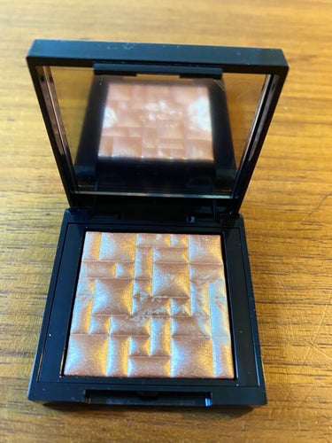 BOBBI BROWN
ハイライティング パウダー

ピンクグロウのミニサイズを購入しました。
ハイライトって全然使い切らないから、ミニサイズが嬉しい💖

ピンクとホワイトがマーブル模様になっているので