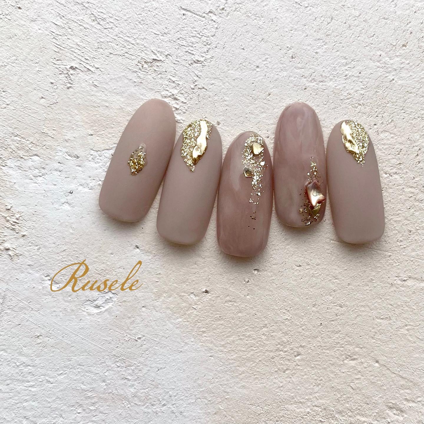 #グリッターネイル,#ニュアンスネイル,#トレンドネイル,#ラメネイル,#ナチュラルネイル,#シェルネイル,#ミラーネイル,#トレンドネイル,#秋ネイル,#女子ネイル,#上品ネイルのネイルデザイン