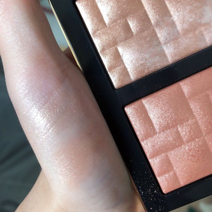 ハイライティング パウダー デュオ(LOVES RADIANCE COLLECTION) L01 ピーチグロウ/BOBBI BROWN/パウダーハイライトを使ったクチコミ(3枚目)