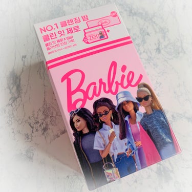 ＼ Barbie ♥ BANILA CO ／
　クリーンイットゼロ クレンジングバーム オリジナル
　1,800円 (税込 Qoo10メガ割価格 公式ショップ)

────────────

ダブル洗顔不要で洗い上がりも乾燥しない
クレンジングバームと人気のバニラコと
Barbieの可愛すぎる限定コラボ🎀が日本にも上陸🌊🚢

今回のメガ割（2023/06/1〜2023/06/12）限定！
みなさん、まだ間に合いますよ〜！💡

125㎖に増量＋おまけのヘアバンド付き💗  ̖́-
4タイプのBotbisT「ディションクレンジングバームが
ランダムに入っていて、どのBarbieが入っているかは
届いてからのお楽しみ🧸

────────────

メガ割が始まるとオススメだと度々拝見しますが
実は今回初めて購入しました🙌🏻

アセロラ抽出物とハーブ抽出物が
しっとり肌を整えてくれるそうで
肌に乗せ馴染ませるととすぐに滑らかに溶け
洗い上がりも乾燥したりつっぱりません🫶🏻

ダブル洗顔不要とのことですが
わたしは洗顔もしたい派なので
クレンジング後に洗顔もしています👆🏻


【特徴】
・シャーベットタイプのクレンザーで
　柔らかなテクスチャー
・バームクレンジング
・ダブル洗顔不要


#クリーンイットゼロクレンジングバームオリジナル
#banilaco #バニラコ
#クレンジング #バームクレンジング #シャーベットタイプ
#LIPS投稿アワード_Qoo10メガ割 #Qoo10 #Qoo10メガ割の画像 その2