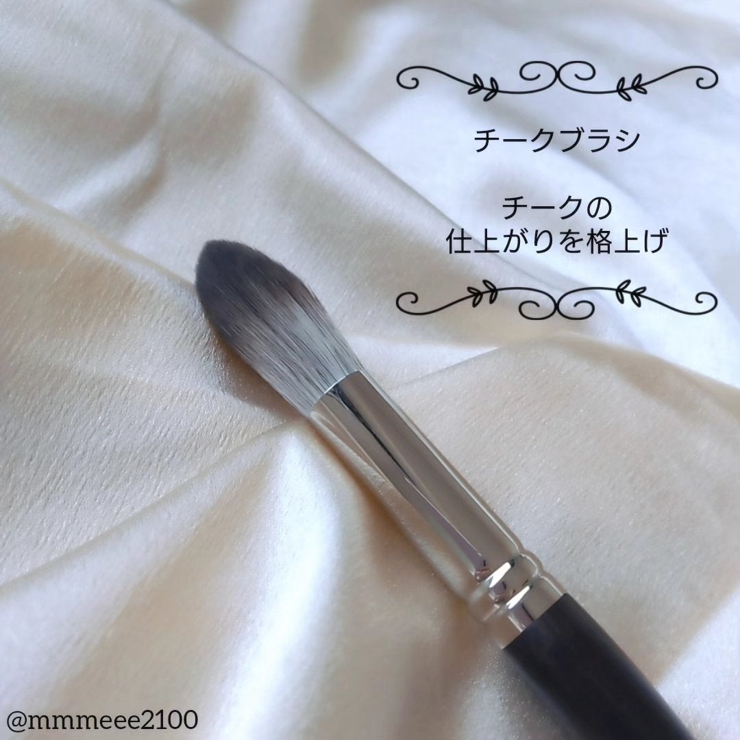 メイ on LIPS 「メイクの仕上がりを格上げ✨厳選されたナイロン毛と高級素材の黒檀..」(4枚目)